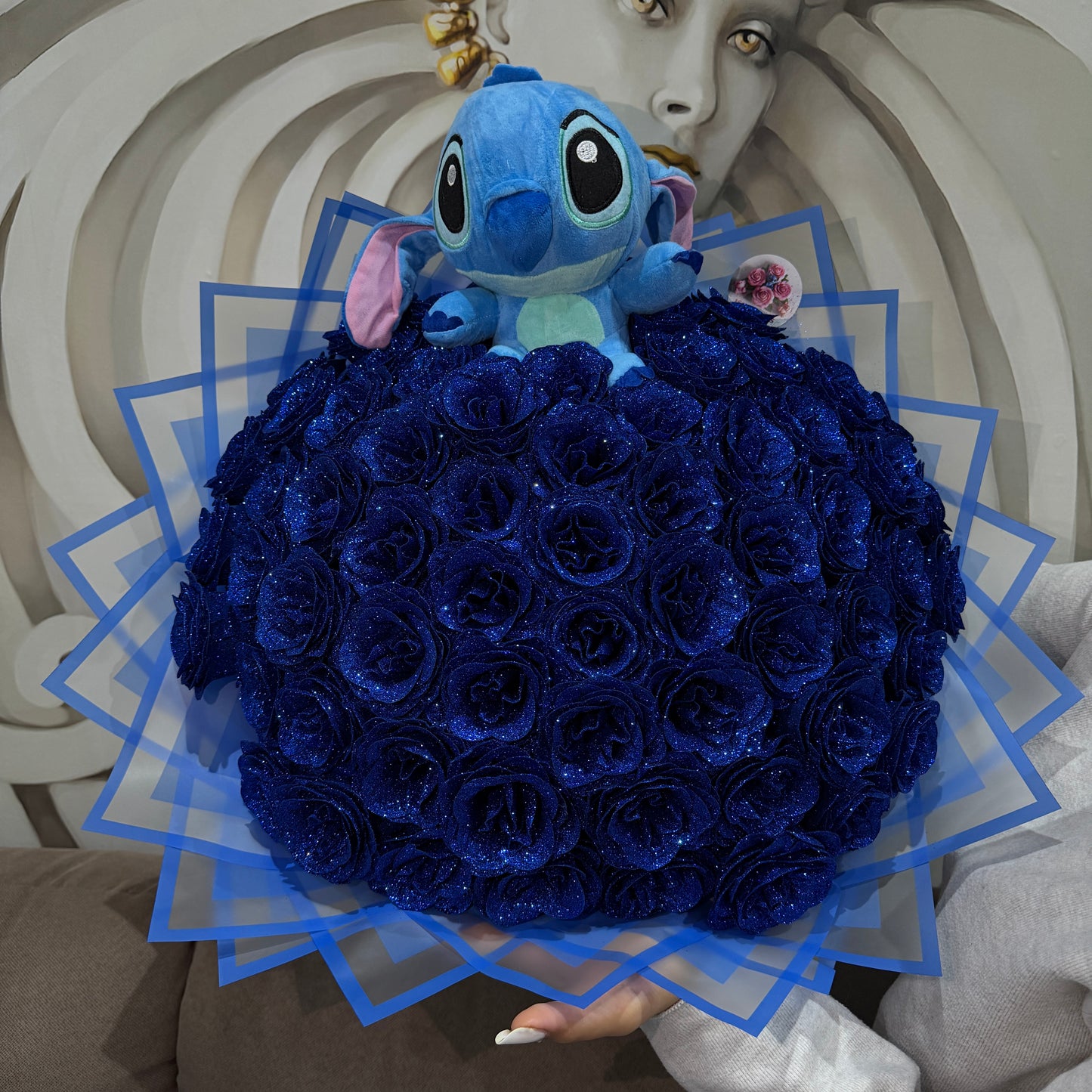 65 Trandafiri premium sclipici + Stitch Mediu