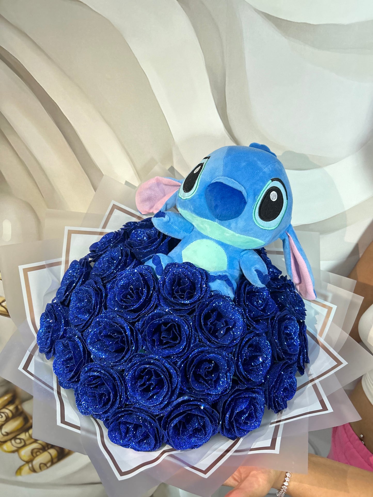 Buchet Trandafiri Premium sclipici + Stitch mediu