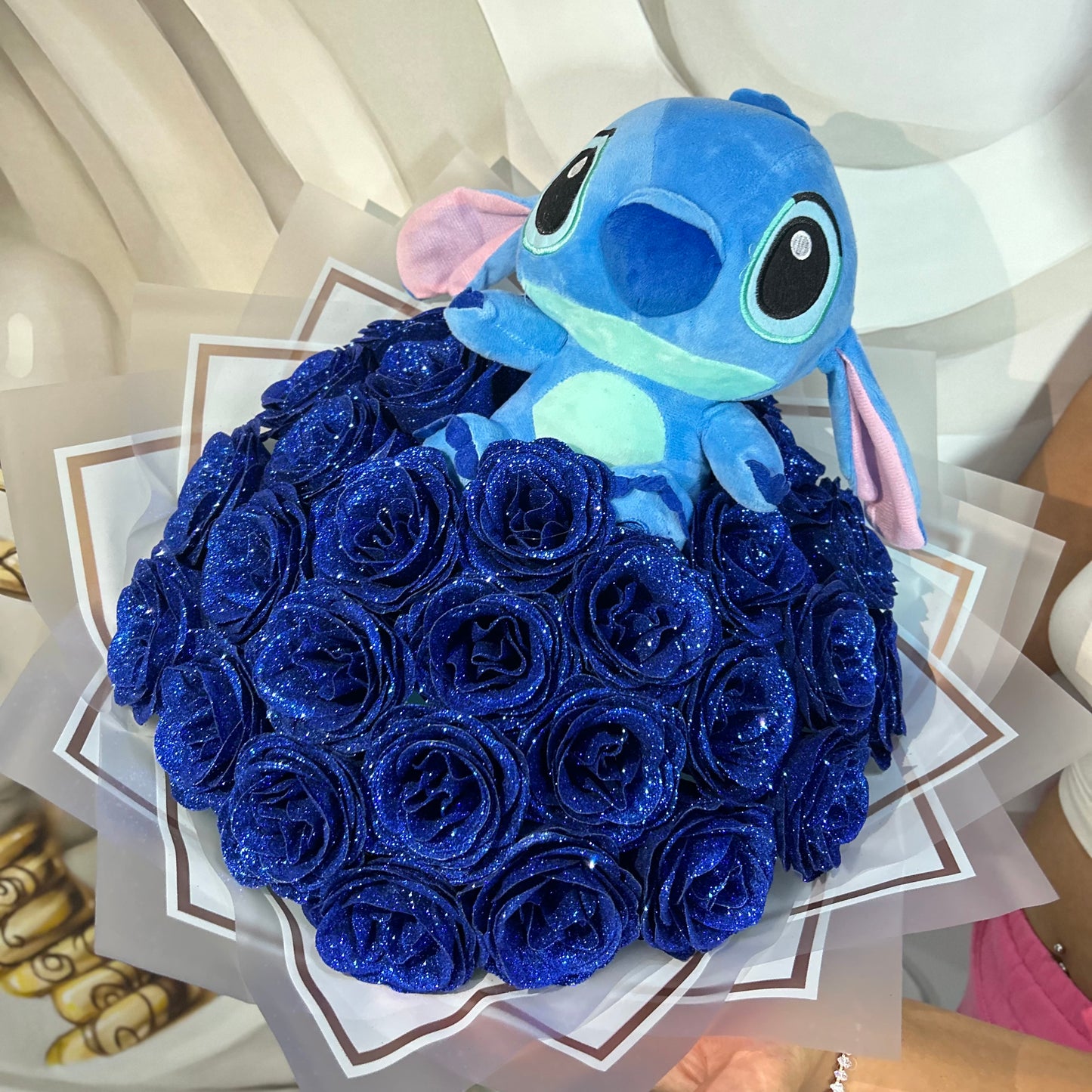 Buchet Trandafiri Premium sclipici + Stitch mediu
