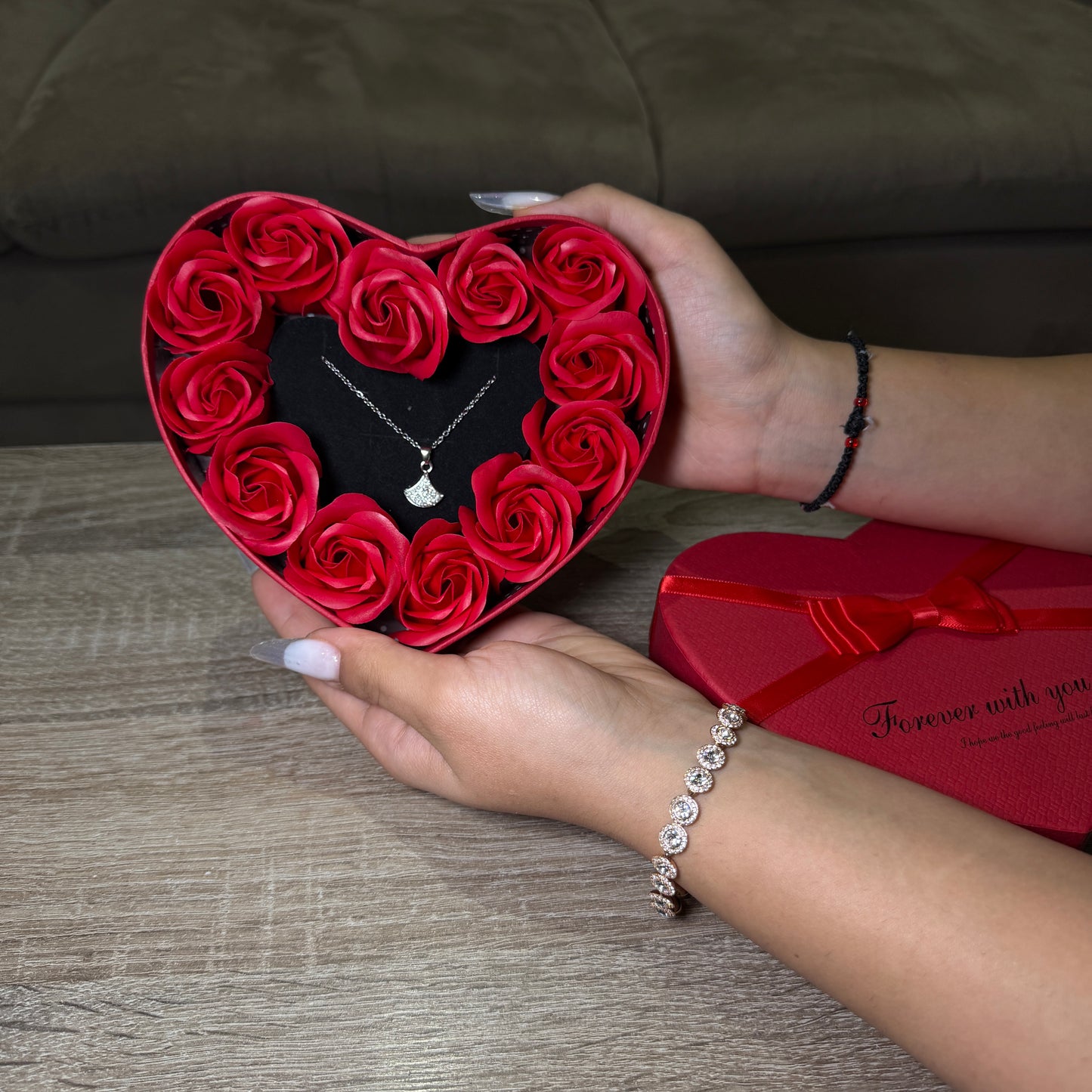 Cutie Inima Trandafiri + Lantisor Cadou