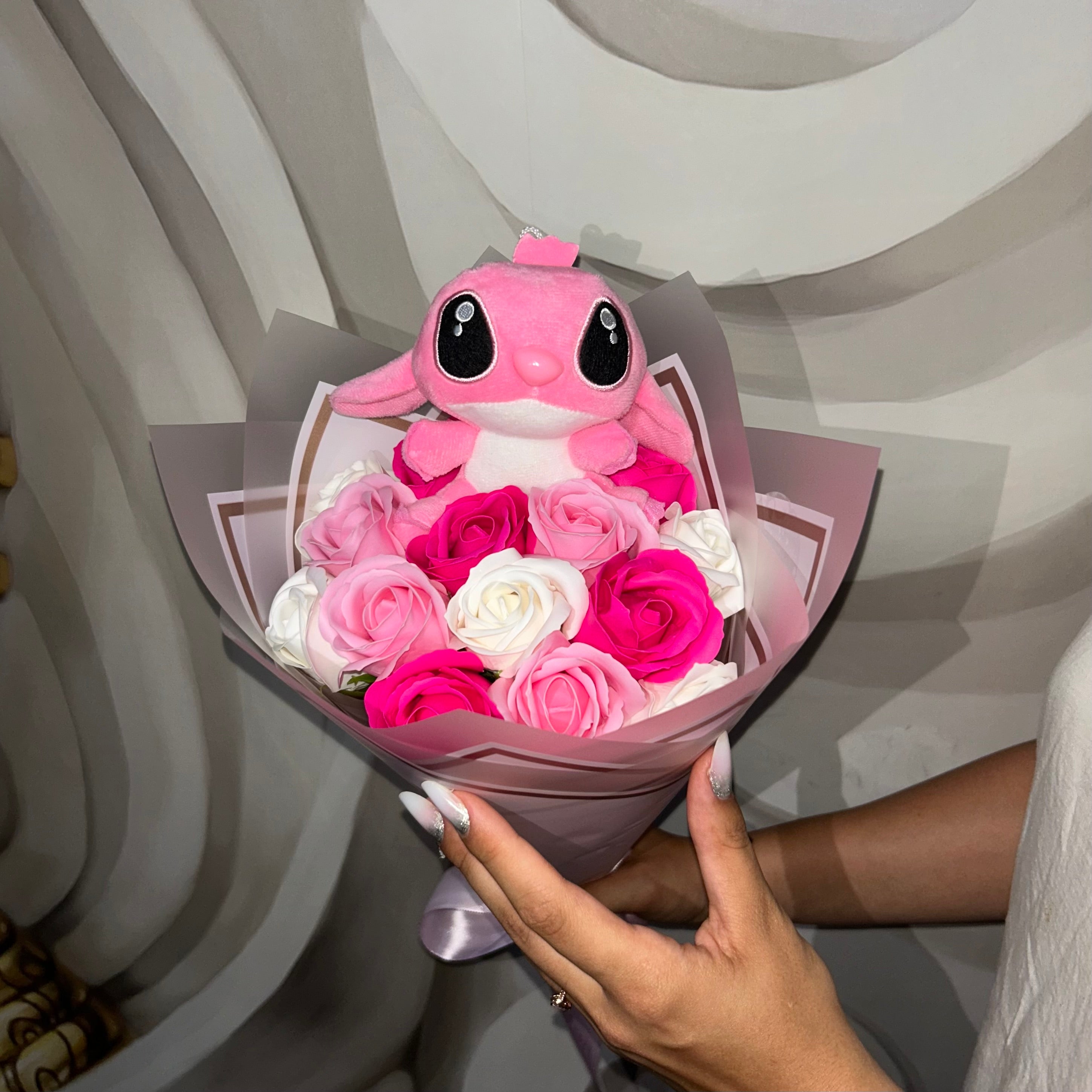 Buchet 15 Trandafiri + Stitch Mic – Issa Roses