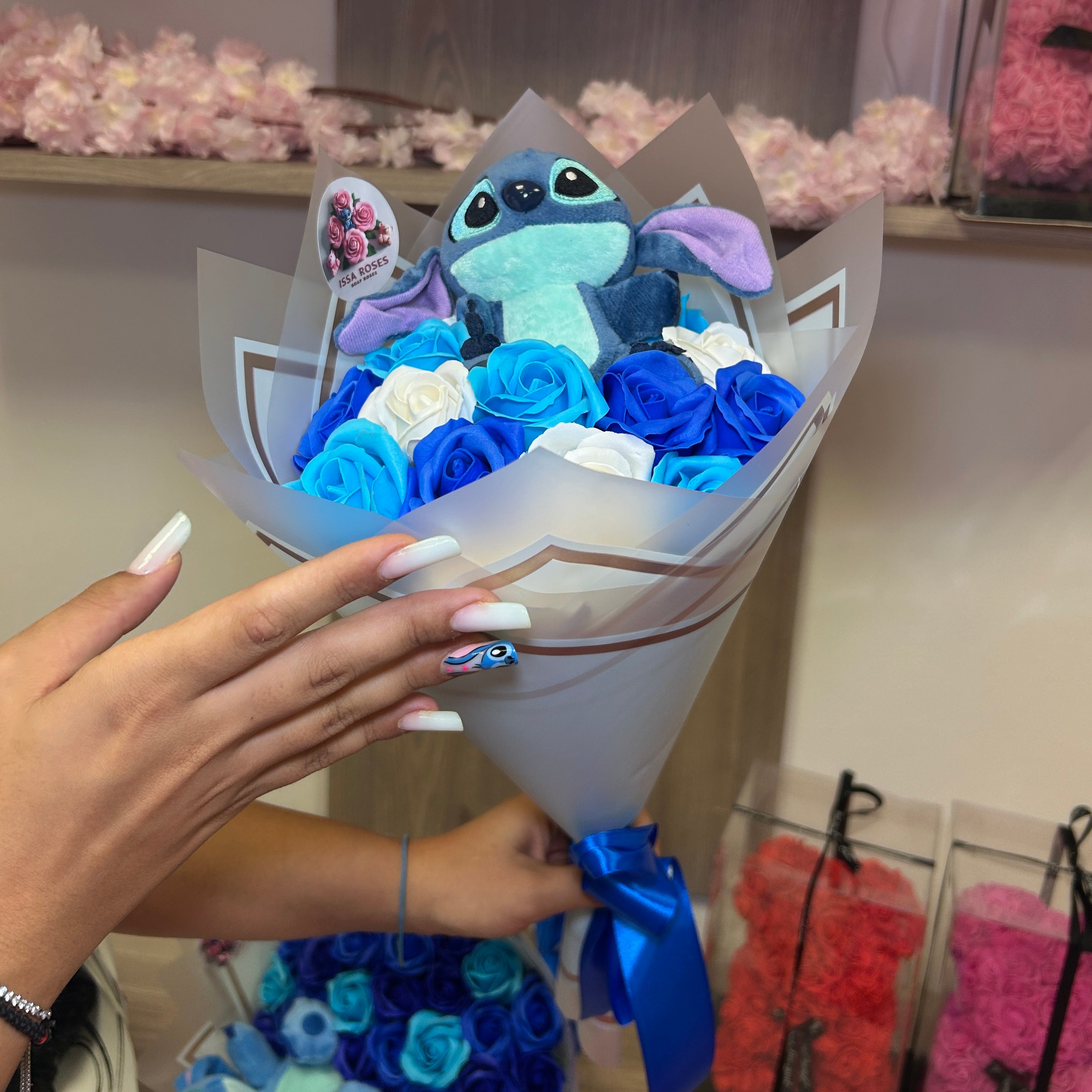 Buchet 15 Trandafiri + Stitch Mic – Issa Roses